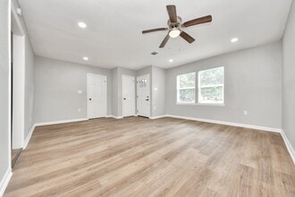 Building Photo - 710 Canary Cir