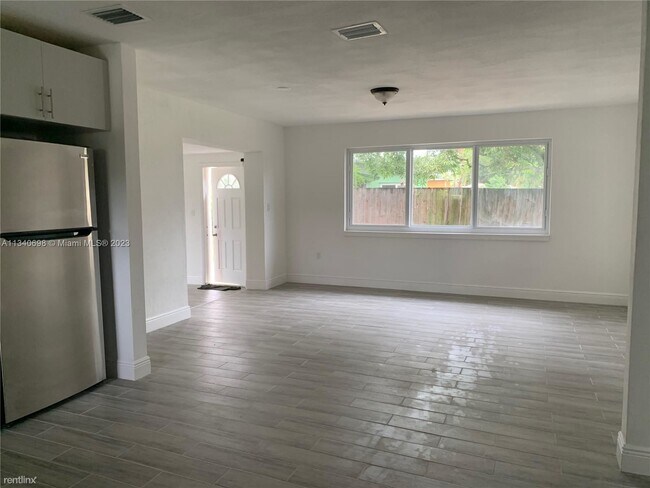 Foto del edificio - 4 br, 3 bath House - 3220 NW 5th Ct