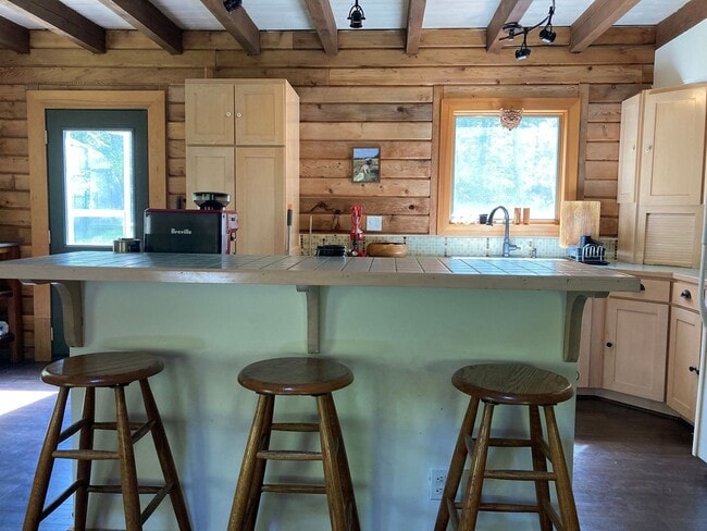 Foto del edificio - Pet-Friendly 3-Bedroom Home with Beach Access