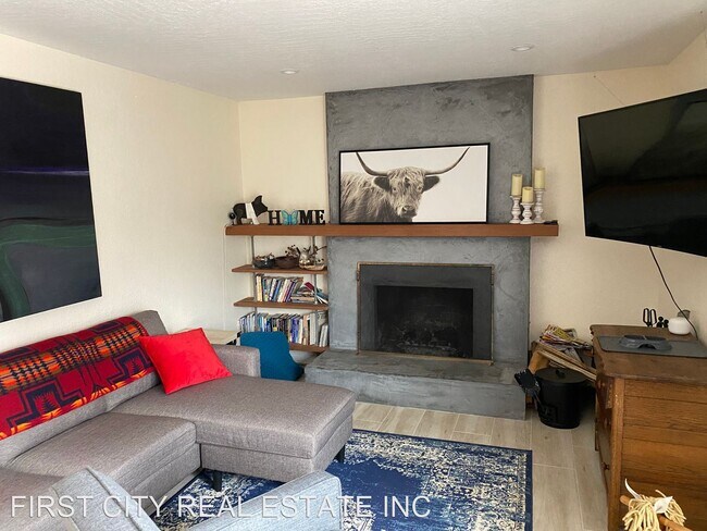 Building Photo - 4 br, 2 bath House - 15190 Oak Hills Drive