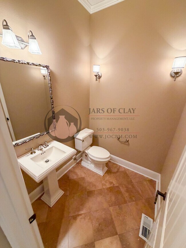 Foto del edificio - Luxurious Woodburn Residence | Main-Floor Primary Suite & Butler's Pantry