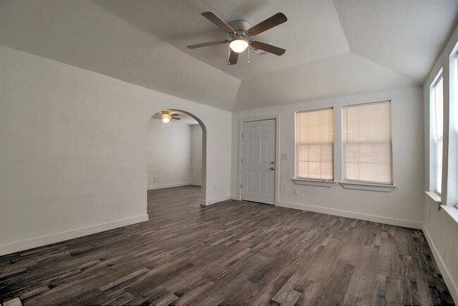 Building Photo - 1004 NE 19th St