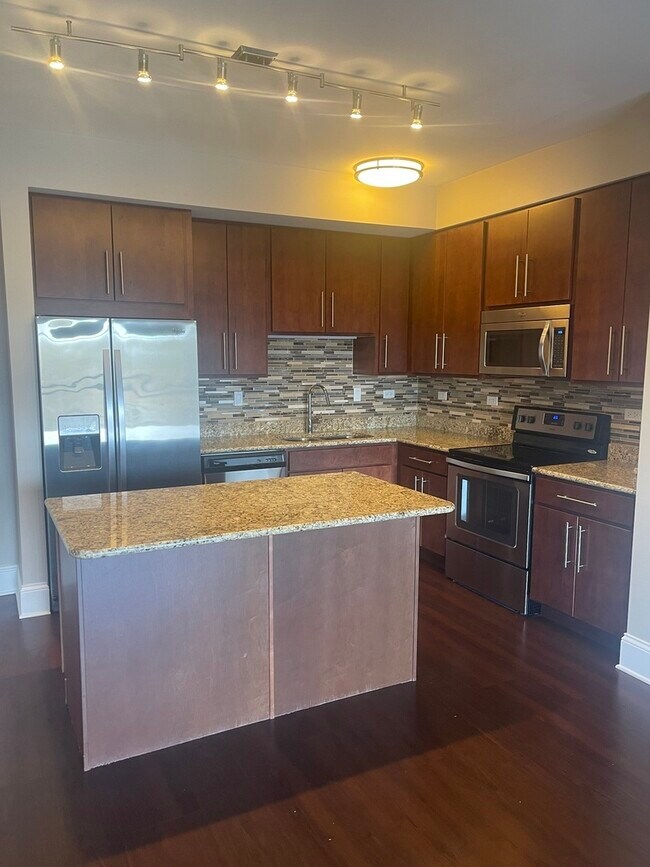 Foto del edificio - 728 N Diamond Lake Rd