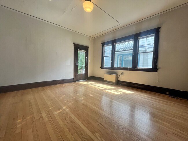 Foto del edificio - Large Renovated Studio in Unbeatable U Dis...