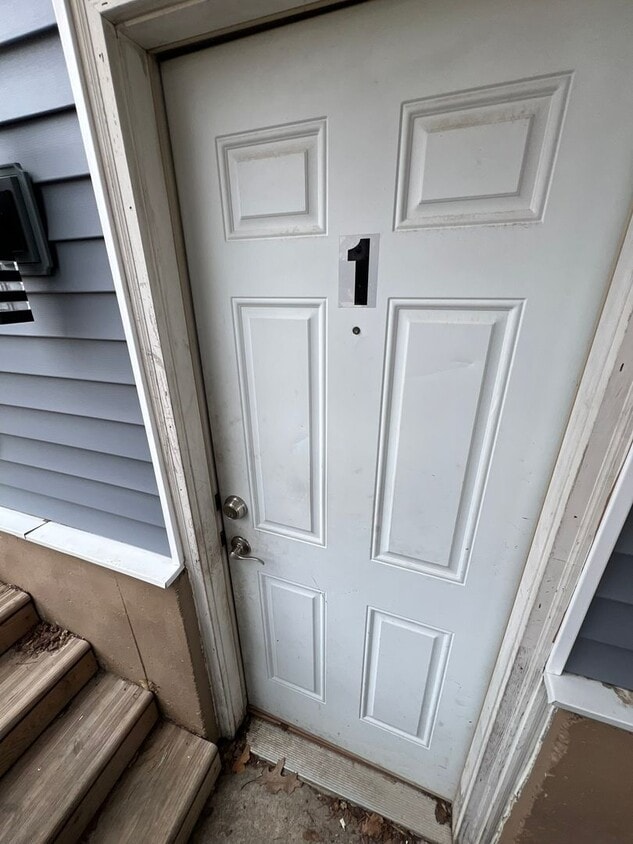 Foto principal - Garden-level 3 bedroom unit close to Sawyer Elementary