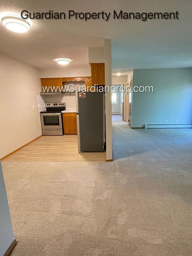 Building Photo - Champlin Top Floor, Excellent Condition, A...