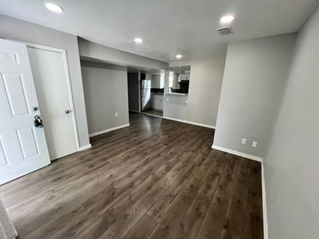 Building Photo - 1 Bedroom/1 Bathroom 1st Floor Duplex AVAILABLE AUGUST 7th!