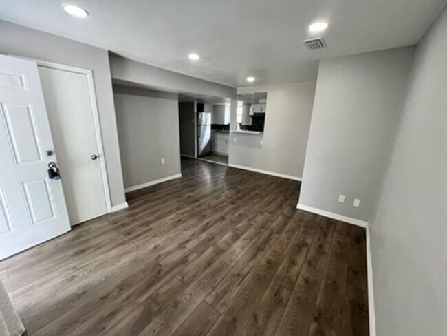 Foto del edificio - 1 Bedroom/1 Bathroom 1st Floor Duplex AVAILABLE AUGUST 7th!