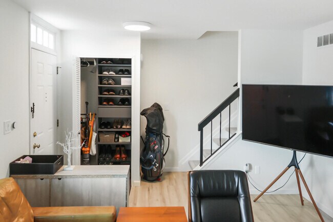 Foto del edificio - 3493 Burbank Dr