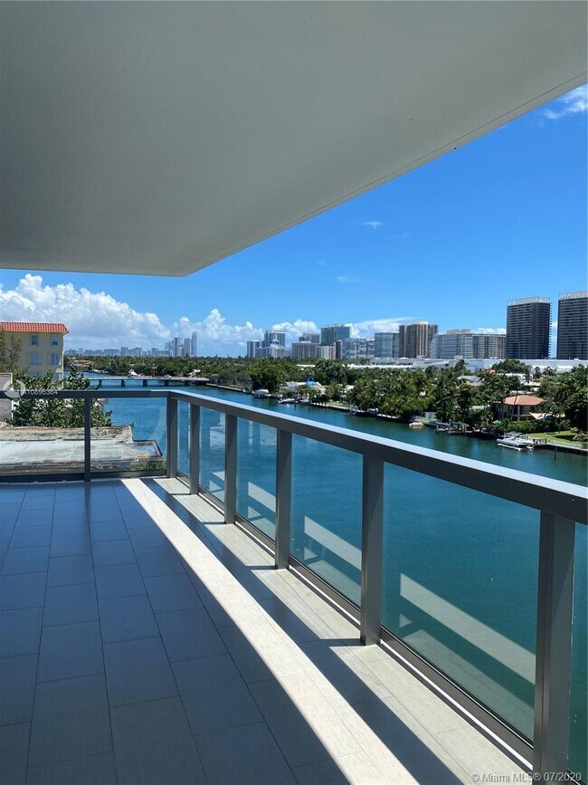 Foto del edificio - 9261 E Bay Harbor Dr