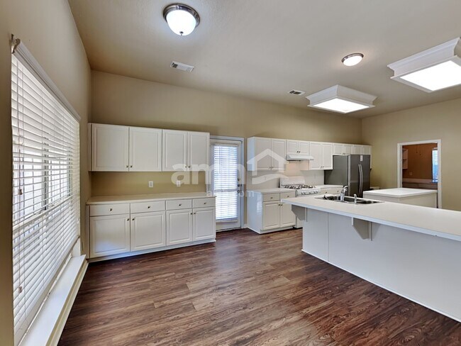 Foto del edificio - 13143 Mills River St
