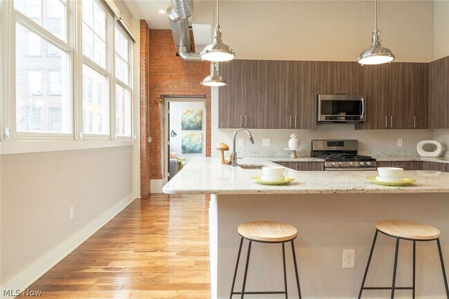 Building Photo - 1260 W 4th St