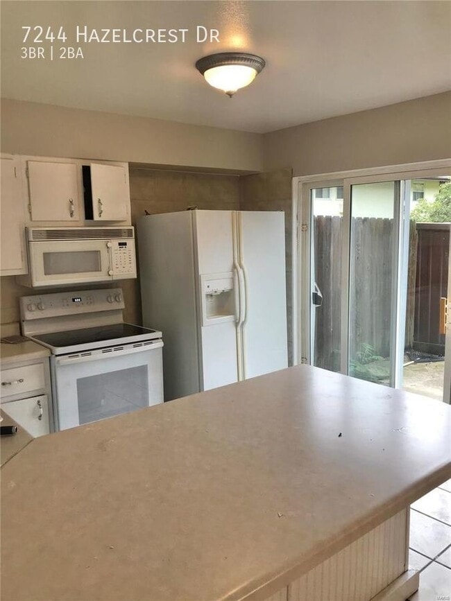 Building Photo - Three bedroom townhouse