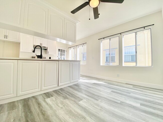 Building Photo - 441 1/2  N Hayworth Ave Los Angeles, CA 90048