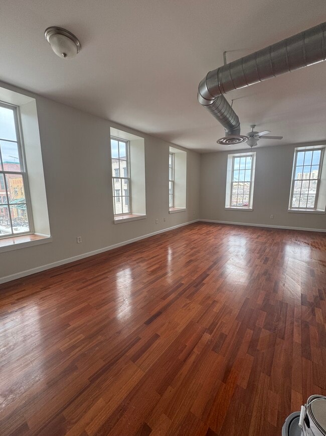 Building Photo - Parazin Lofts