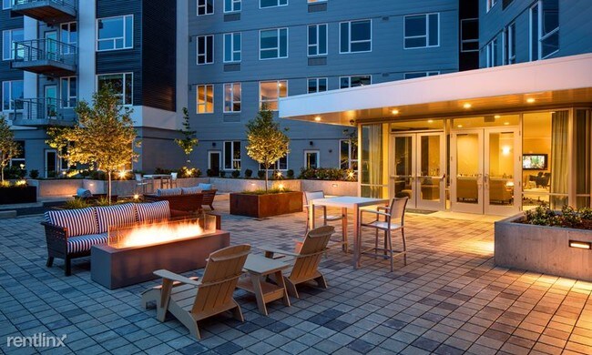 Building Photo - 4940 SW Landing Dr