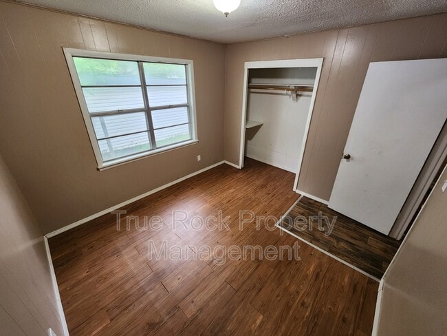 Building Photo - 507 W 19th