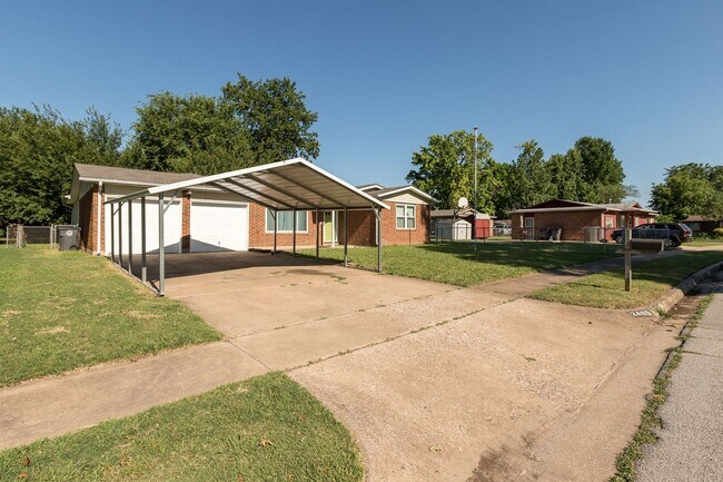 Building Photo - 4 Bed / 2 Bath in East Tulsa!