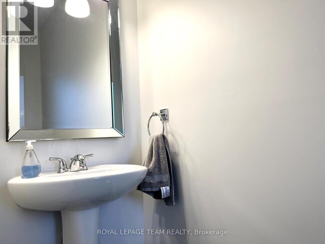 Photo du bâtiment - 642 Tennant Way