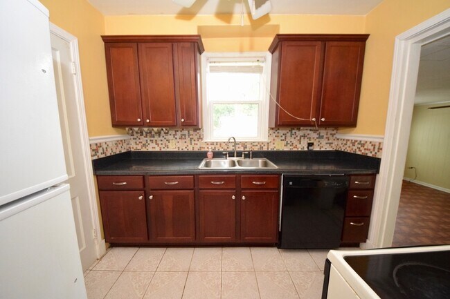 Building Photo - 2 Bedroom (could be a 3 bedroom, 1 Bathroo...