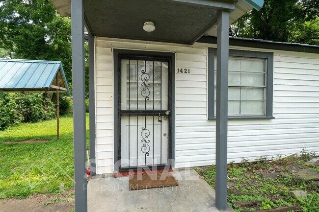 Foto del edificio - 1421 Rayfield Dr