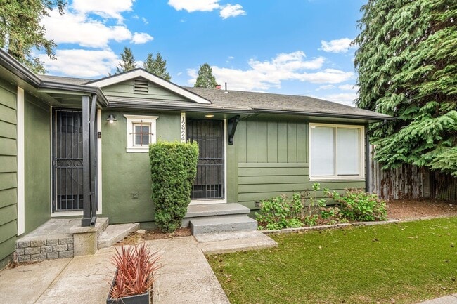 Building Photo - MF 26 - Burnside Duplex