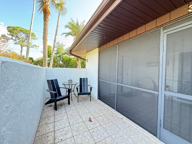 Building Photo - IMG Golf Course 2/2 Condo at Valencia Gard...