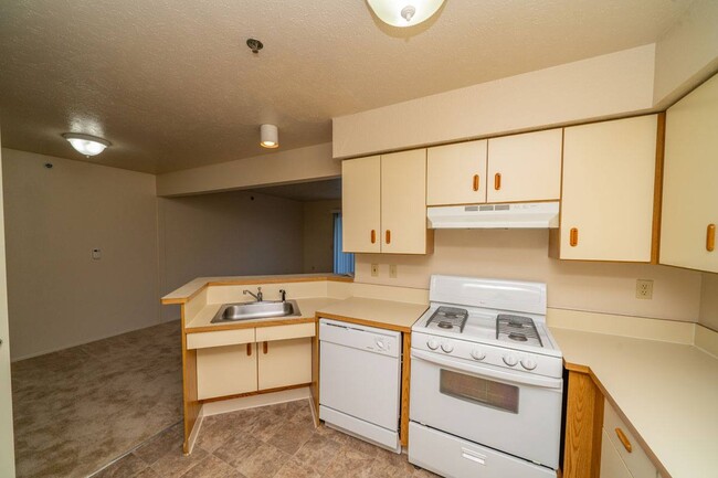 Building Photo - Windmill Lakes Apartments