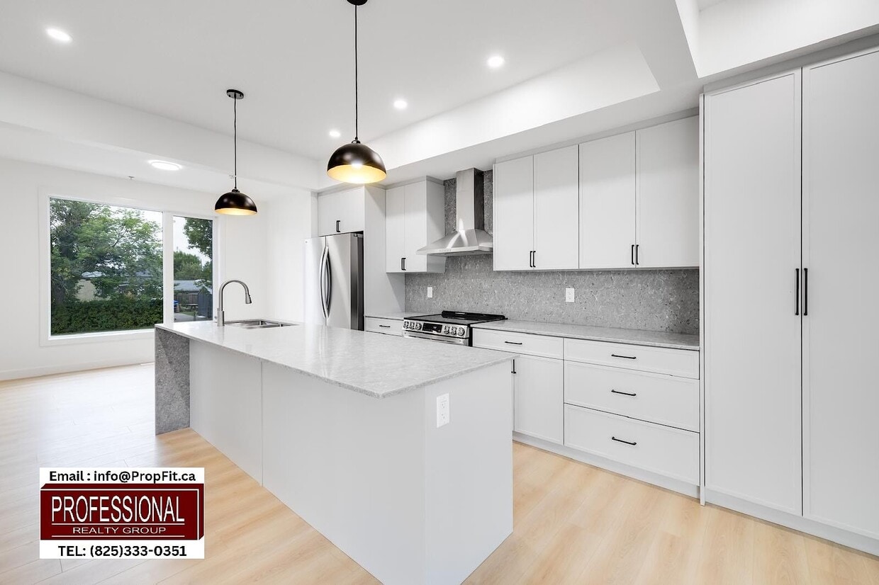 Primary Photo - 15813-15898 98 Ave NW