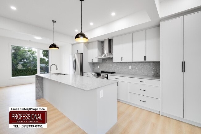 Photo du bâtiment - 15815-15898 98 Ave NW