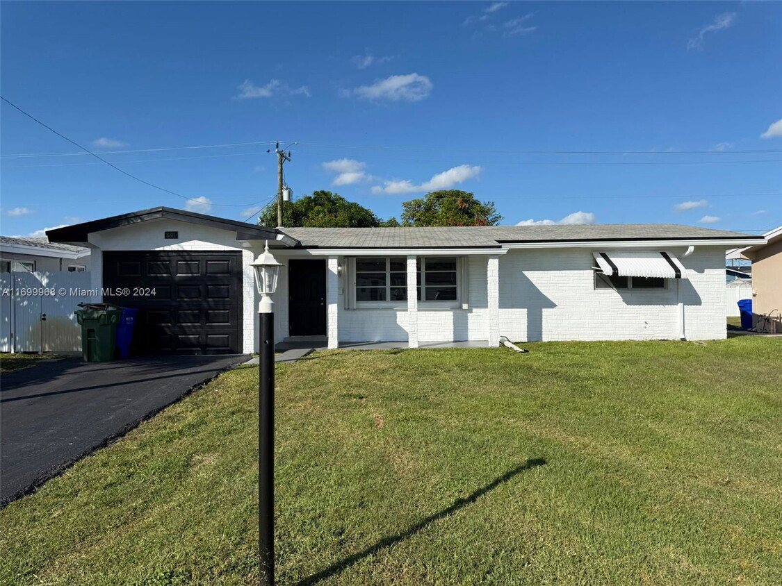 Foto principal - 8811 NW 15th Ct