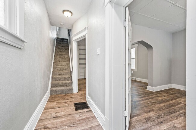 Building Photo - Large 4 bed 1 bath - Completely redone, la...
