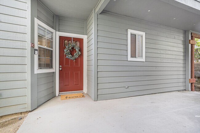 Foto del edificio - CANYON MEADOWS - Pleasanton's highly desired hidden gem complex...