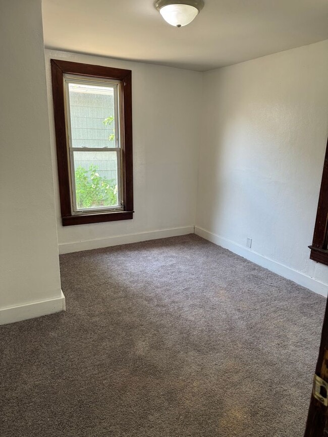 Building Photo - 2 Bedroom 1 Bath Home $1000.00