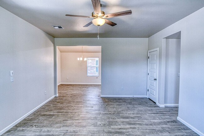 Foto del edificio - New Construction in Varenna Landing! Storm shelter and lawn care included!