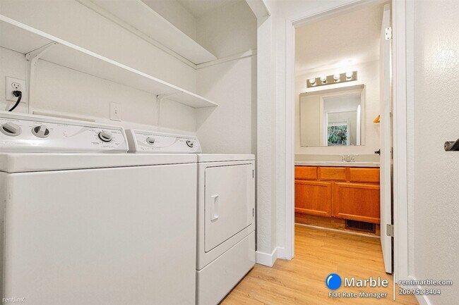 Building Photo - 3 br, 2.5 bath Townhome - 10406 NE 17th St 1