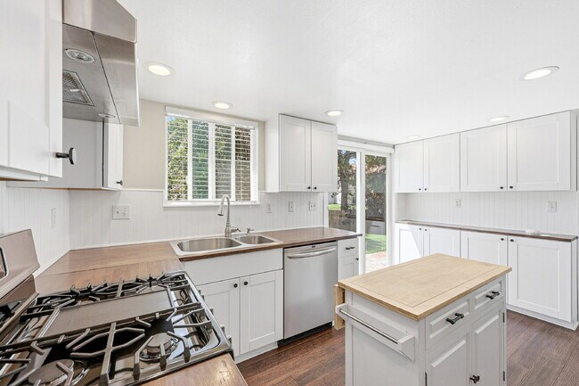 Building Photo - $2,695.95-4 Bed/ 3 Bath-Charming home in Colorado Springs with Central AC