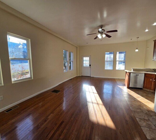 Building Photo - 545 Prescott Ave