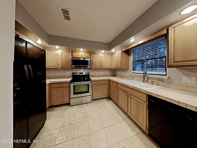 Foto del edificio - 4836 Rustic Woods Dr