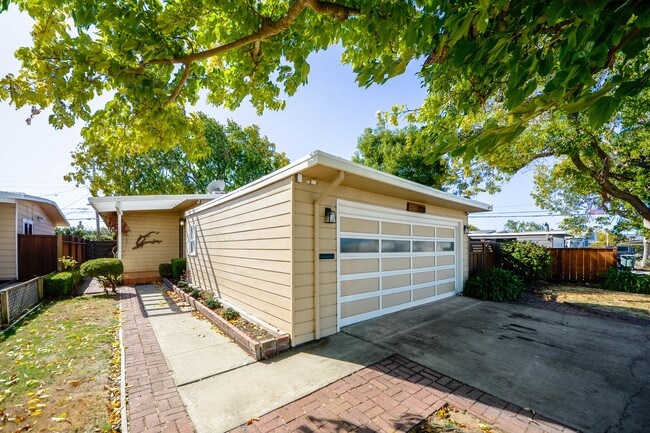 Building Photo - 2038 Harrison Ave