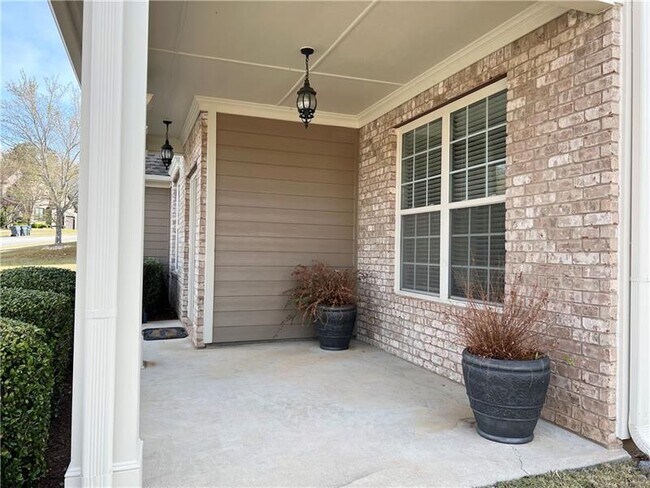 Building Photo - 6690 Grand Magnolia Dr NE
