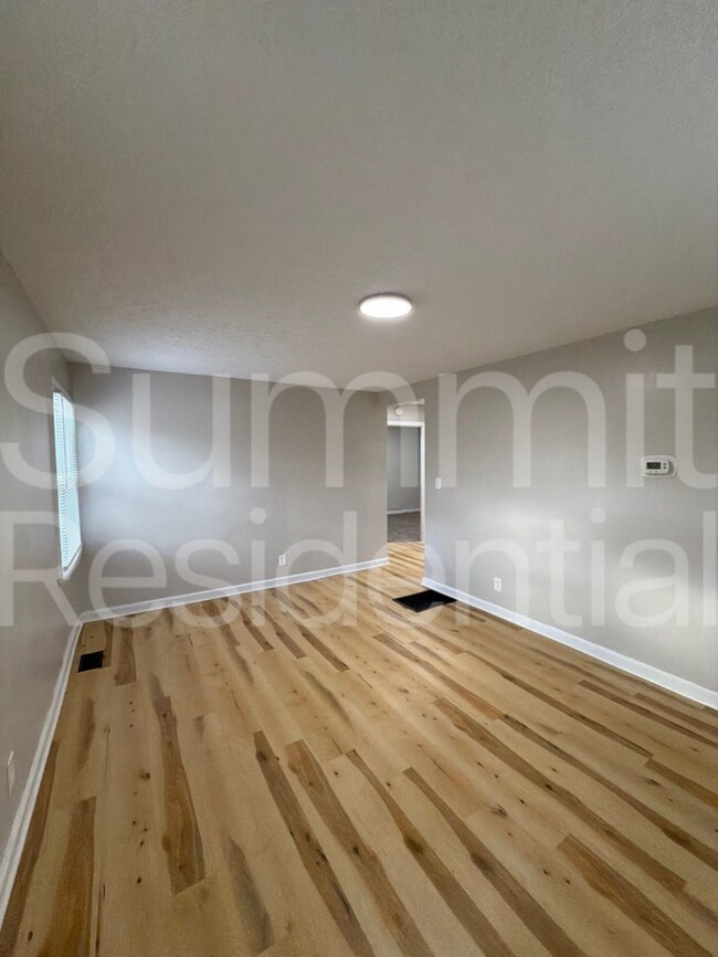 Building Photo - 3005 Linwood Ave