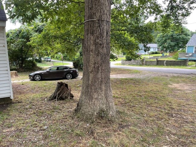 Foto del edificio - Spacious 3 Bedroom, 1 Bathroom House on quiet street