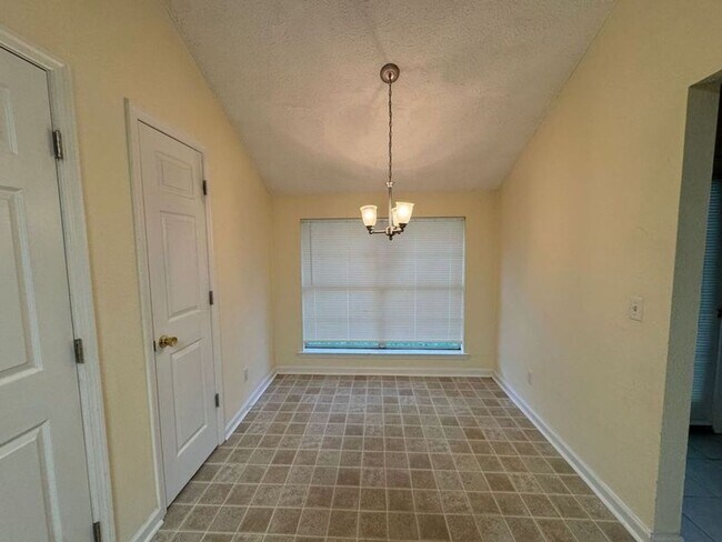 Building Photo - Brick Home 3 Bed 2 Bath! Available NOW!!