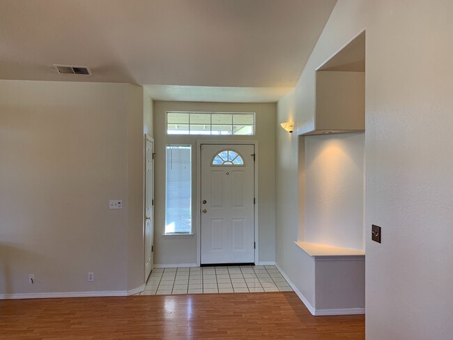 Building Photo - Perfect Location! Steps to schools, Upper Park and Wildwood Park. 3 Bedroom 2 Bath PARTIALLY FURN...