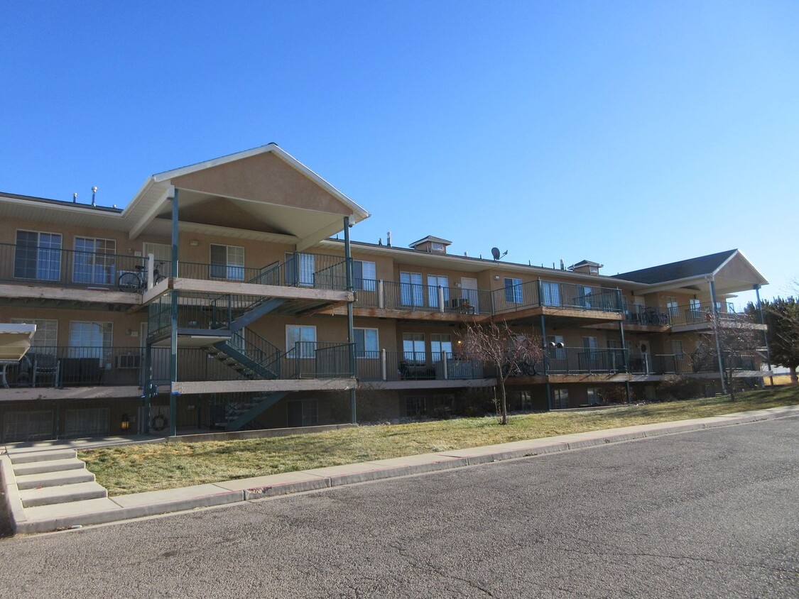 Foto principal - 3 Bedroom - 2 bath Condo in Cedar Cove