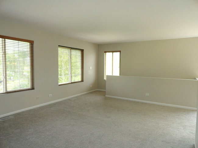 Building Photo - 536 Sandhurst Ln