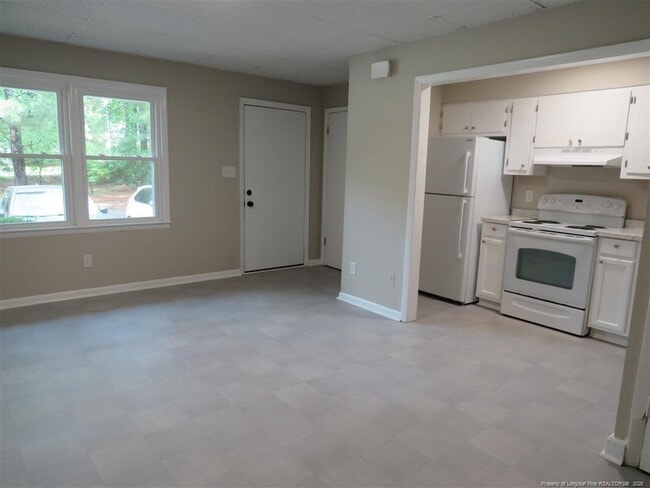 Building Photo - 210 Colonial Dr