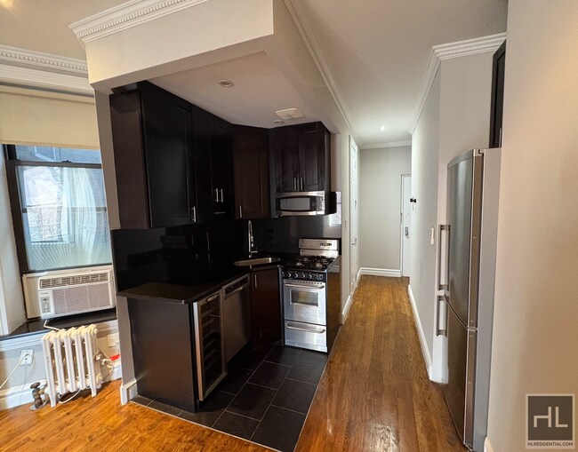 Building Photo - Mott Street