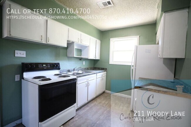 Building Photo - Move in special $800!! Spacious 3 bed 1 ba...